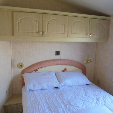 Waterside: Waterside Salisbury:- 6 Berth Large Wrap Around Veranda Инголдмелс Экстерьер фото