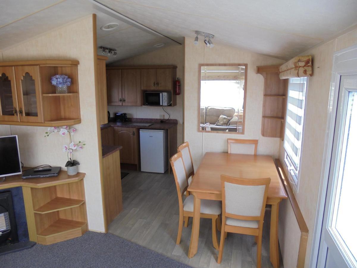 Waterside: Waterside Salisbury:- 6 Berth Large Wrap Around Veranda Инголдмелс Экстерьер фото